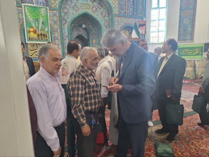 پاسخگویی رئیس دانشگاه علوم پزشکی شاهرود به نمازگزاران در حاشیه نماز جمعه
