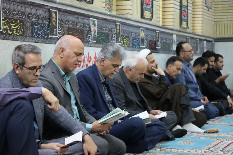 یاد سیدالشهدا در دانشگاه علوم پزشکی شاهرود؛ اعضای هیأت رئیسه دانشگاه در مراسم زیارت عاشورا مسجد بقیةالله حضور یافتند